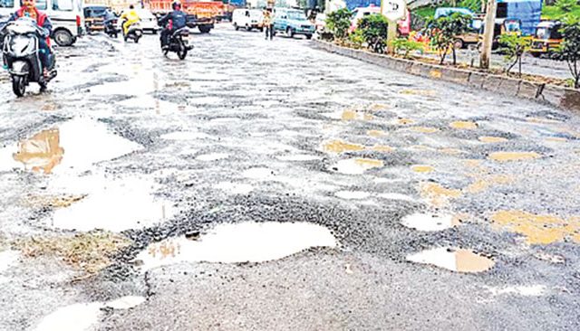 रस्त्यावर खड्डेच खड्डे, मग पोलिसांनी असं काही केलं की...