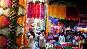 गणेशोत्सवासाठी प्लास्टिक फुलांची दुकाने सजली...!