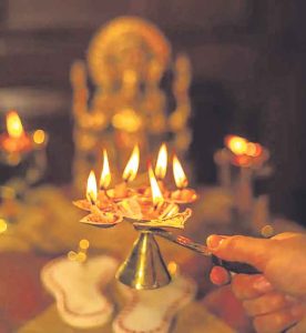 Vastu Tips : पूजाघरात या चुका टाळा, अन्यथा घरात नांदेल गरिबी आणि समस्या!