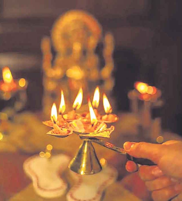Vastu Tips : पूजाघरात या चुका टाळा, अन्यथा घरात नांदेल गरिबी आणि समस्या!