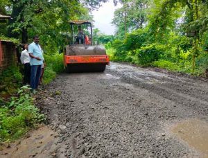 ...अखेर वाड्यातील रस्त्याची  खड्डे भरून दुरुस्ती सुरू