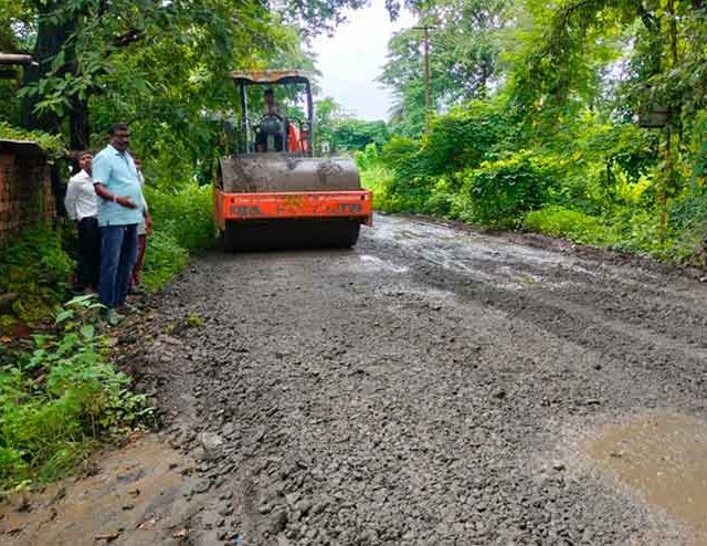 ...अखेर वाड्यातील रस्त्याची  खड्डे भरून दुरुस्ती सुरू
