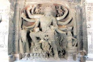 शिल्पातील नृत्यांगना