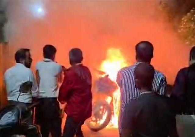 दादर स्टेशनच्या पार्किंगमध्ये आग, अनेक दुचाकी झाल्या खाक