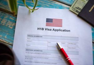 H-1B व्हिसा वाढीव शुल्क फक्त नवीन अर्जदारांनाच! अमेरिकेचे नवे स्पष्टीकरण