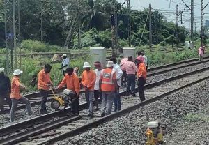 Megablock : मध्य,पश्चिम रेल्वेचा रविवारी मेगाब्लॉक; अनेक लोकल सेवा रद्द, काहींच्या मार्गात बदल