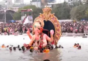 लालबागच्या राजाच्या विसर्जनाला का होतोय उशीर ?