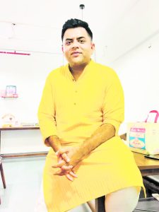 ‘आतली बातमी फुटली’द्वारे मराठीत पदार्पण