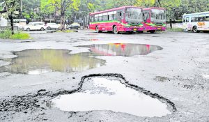 खड्ड्यांमुळे राज्यात आतापर्यंत १२ मृत्यू