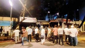 दिवाळी रॉकेटमुळे बोरिवलीत मोठी आग; दुकाने जळून लाखोंचे नुकसान