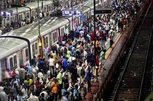 रेल्वे प्रशासनचा मोठा निर्णय ! गर्दी नियंत्रणासाठी उभारणार 'पॅसेंजर होल्डिंग एरिया'; मुंबईमध्ये कोणत्या स्थानकांवर असणार ही सुविधा ?