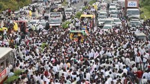 रस्त्यावर ठिय्या आंदोलन करणाऱ्या बच्चू कडूंना कोर्टाचा दणका!