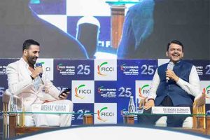 “तुम्ही संत्री कशी खाता?” : FICCI Frames 2025 मध्ये अक्षय कुमारने फडणवीसांना विचारला गंमतीशीर प्रश्न !