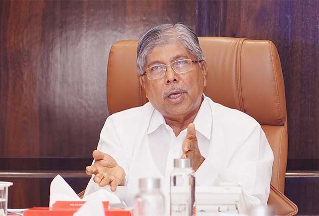 अनाथ विद्यार्थ्यांच्या शिष्यवृत्ती संदर्भातील अडचणी दूर करू