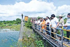 मत्स्यव्यवसाय मंत्री नितेश राणे यांच्याकडून फुलंब्री धरण परिसरातील नुकसानग्रस्त भागाची पाहणी