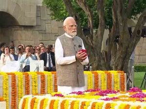 राजघाटावर पोहोचले पंतप्रधान मोदी, राष्ट्रपिता महात्मा गांधींना वाहिली श्रद्धांजली