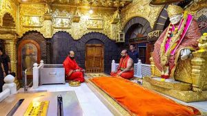 नाव न सांगता साईबाबा चरणी 