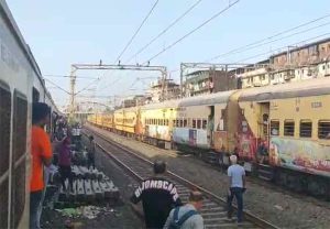 विरार–डहाणू रेल्वे मार्गावर विद्युत पुरवठा खंडित; लोकल थांबल्याने प्रवाशांची गैरसोय