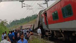 मुंबईहून सुटणाऱ्या लोकमान्य टिळक एक्सप्रेसचा अपघात टळला
