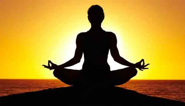 दररोजच्या जीवनातील ताण आणि चिंता कमी करण्यासाठी ही आसने करतील तुम्हाला मदत