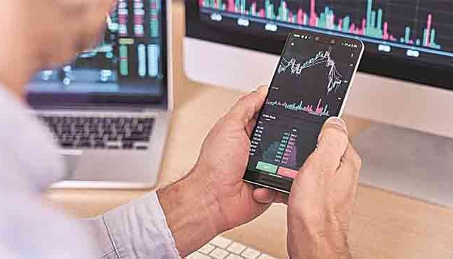 Share Market Sensex Today : कालच्या तेजीनंतर सुरुवातीच्या व्यवहारात शेअर बाजारात आज पुन्हा घसरण; सेन्सेक्स ३९४ अंकांनी घसरला