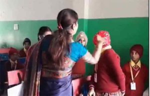 शिक्षिकेची विद्यार्थ्यांना बेदम मारहाण ; व्हिडीओ व्हायरल
