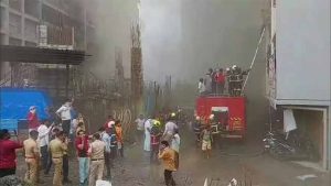 मुंबईतील दहिसरमध्ये मोठी आग, अग्निशमन दलाच्या तत्परतेमुळे धोका टळला !
