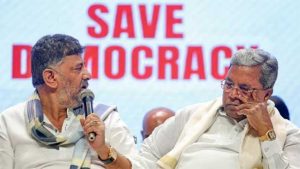 कर्नाटक काँग्रेसमध्ये पडले दोन गट, ताकद वाढवण्यासाठी दोन्ही गटांकडून आमदारांना ५० कोटी रुपयांसह फ्लॅट आणि फॉर्च्युनरची ऑफर ?