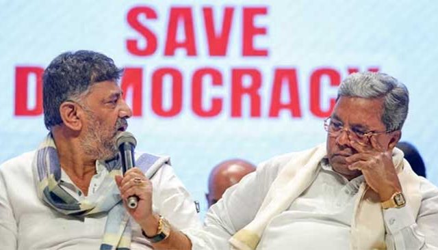 कर्नाटक काँग्रेसमध्ये पडले दोन गट, ताकद वाढवण्यासाठी दोन्ही गटांकडून आमदारांना ५० कोटी रुपयांसह फ्लॅट आणि फॉर्च्युनरची ऑफर ?