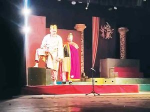 पारदर्शक दुधारी तलवारीचा वापर