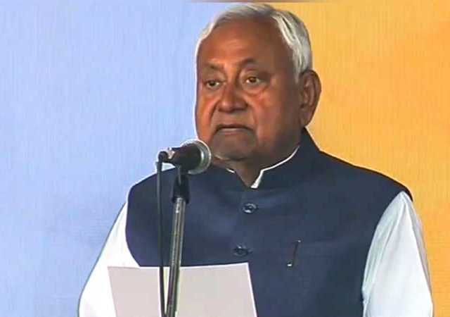 नितीश कुमारांनी दहाव्यांदा घेतली बिहारच्या मुख्यमंत्रीपदाची शपथ