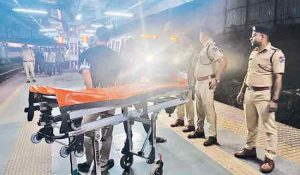 रेल्वे कर्मचाऱ्यांच्या आंदोलनात तीन महिला प्रवाशांचा मृत्यू