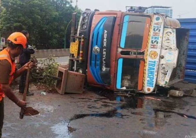 मुंबई-नाशिक महामार्गावर कंटेनरचा अपघात, चालक जखमी