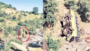 शाळेची बस १५० फूट दरीत कोसळली; दोन विद्यार्थ्यांचा मृत्यू