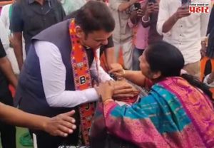 'देवेंद्र' अशी हाक ऐकताच सर्वांचे कान टवकारले! मुख्यमंत्र्यांना मेळघाटातील प्रचारसभेत भेटलेली 'ती' महिला कोण?
