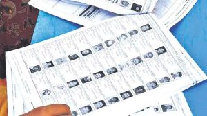दुबार नावाच्या मतदारांकडून निवडणूक अधिकाऱ्यांच्या कामांत अडथळा