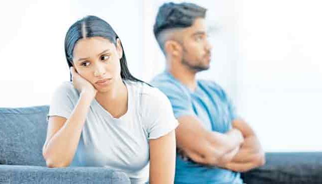 रिलेशनशिपमध्ये पुरुष महिलांवर खर्च करणे का टाळतात?