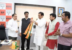 काँग्रेसचे माजी नगरसेवक धर्मेश व्यासही भाजपात