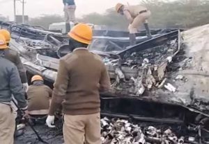 महामार्गावर मोठा अपघात, अवघ्या काही सेकंदात १७ जण होरपळले