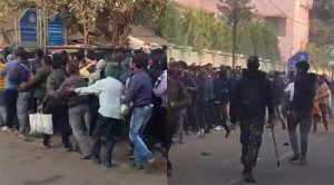 टी-२० सामन्याची तिकीट विक्री सुरू असताना चाहत्यांवर लाठीचार्ज