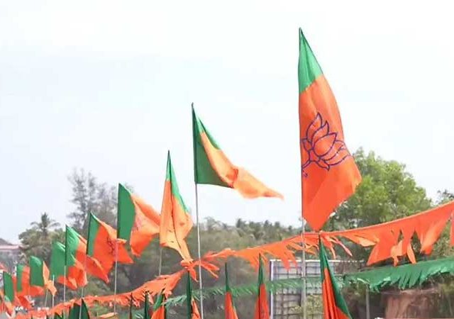 महायुतीला साथ, पण विरोधकांनाही हात