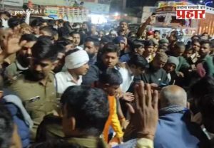 Madhya Pradesh News : मुस्लिम मुलीच्या पायावर पाय पडला अन्....मध्य प्रदेशात मारहाण, लाठीमार आणि महामार्गावर चक्काजाम