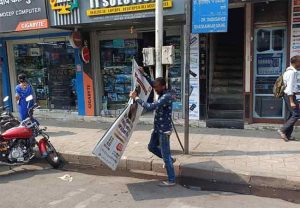 मुंबईत रस्त्यांच्या दुतर्फा विजेच्या खांबावर अनधिकृत बॅनर