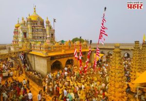 पौष पौर्णिमेनिमित्त  खंडोबा मंदिराला  शिखरी काठ्यांची देवभेट