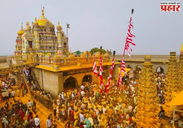 पौष पौर्णिमेनिमित्त खंडोबा मंदिराला शिखरी काठ्यांची देवभेट