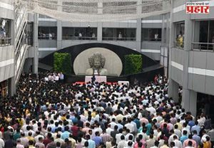 उपमुख्यमंत्री अजित पवार यांना मंत्रालयात अधिकाऱ्यांनी वाहिली श्रद्धांजली