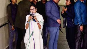 पश्चिम बंगालमध्ये रणकंदन! ईडी अधिकाऱ्यांचा मोबाईल खेचून ममता दीदींची गुंडागर्दी का ईडीची चूकभूल? वाद शिगेला...