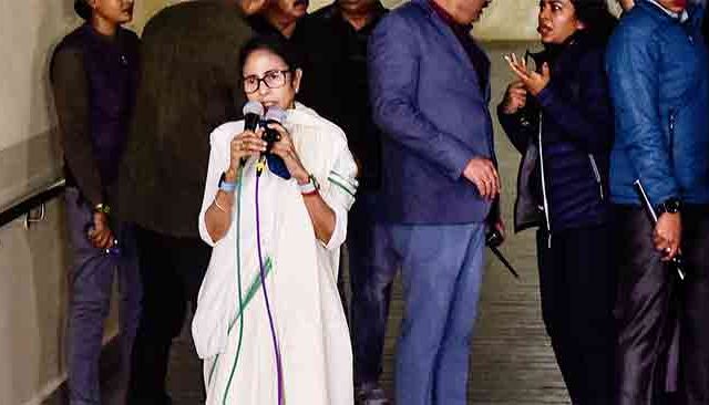 पश्चिम बंगालमध्ये रणकंदन! ईडी अधिकाऱ्यांचा मोबाईल खेचून ममता दीदींची गुंडागर्दी का ईडीची चूकभूल? वाद शिगेला...