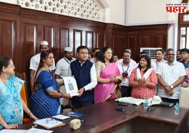 मुंबई महापालिकेच्या शिक्षणविभागाच्या अर्थसंकल्पाचा आकार ४२४८ कोटींचा; शिक्षण समिती अध्यक्ष राजेश्री शिरवडकर यांना सादर केला अर्थसंकल्प