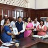 मुंबई महापालिकेच्या अर्थसंकल्पाचा आकार ४२४८ कोटींचा; शिक्षण समिती अध्यक्ष राजेश्री शिरवडकर यांना सादर केला अर्थसंकल्प